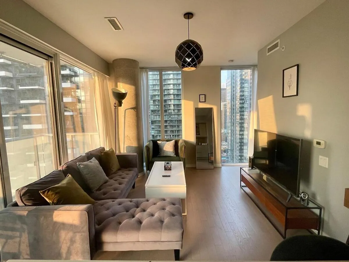 Stunning Suite In Downtown Perfect For Businesses Trips And Small Families トロント 0*,  カナダ