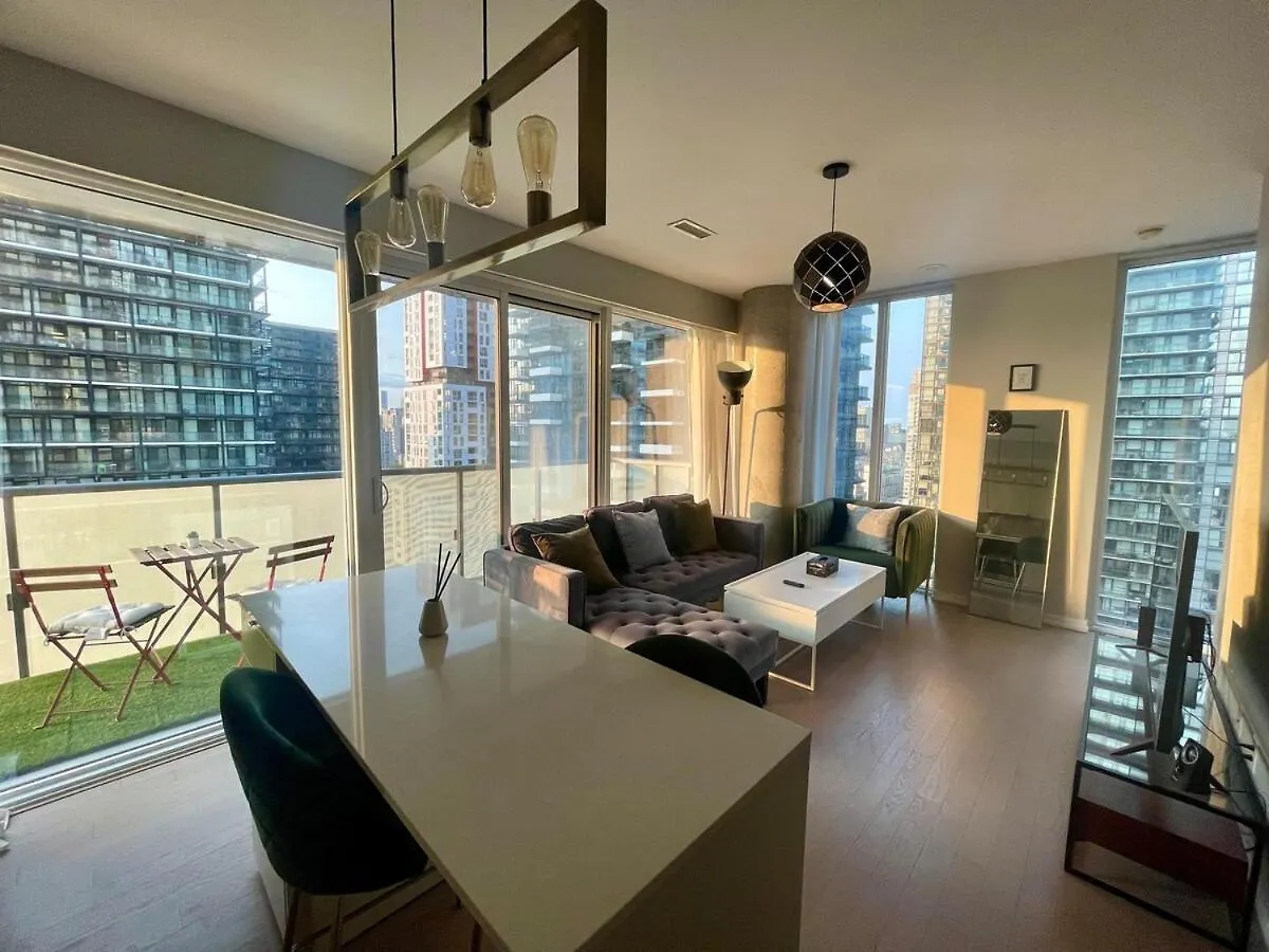 Stunning Suite In Downtown Perfect For Businesses Trips And Small Families تورونتو شقة